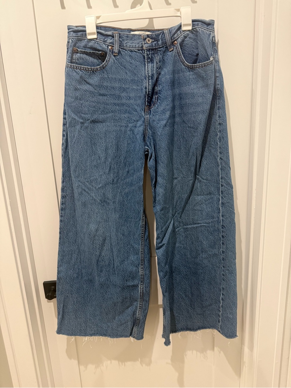 Abercrombie & Fitch Wide Leg High-Rise Women’s Jeans in Medium Blue